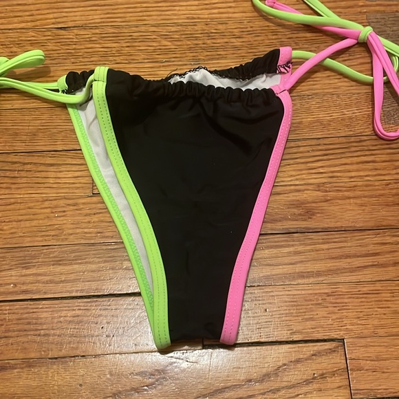 SHEIN contrast bikini set in size medium. - Picture 4 of 6